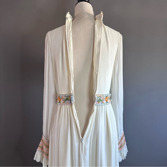 Vintage 70s Montaldos Union Made Wedding Dress Cream Embroidered Flowers - Picture 9 of 15